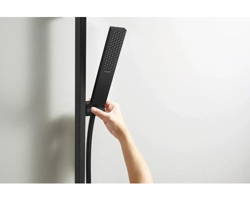 Ručná sprcha na sprchovej tyči s rukou