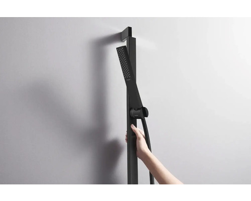 Nástenný sprchový systém s ručnou sprchou na stene