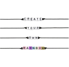 Niekoľko šnúr s korálkami tvoriacimi slová Create Your Own Rainbow (Vytvor si vlastnú dúhu).