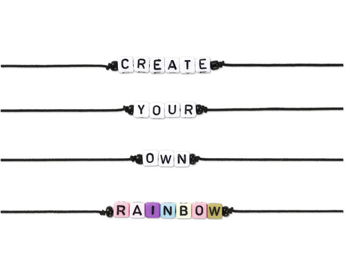 Niekoľko šnúr s korálkami tvoriacimi slová Create Your Own Rainbow (Vytvor si vlastnú dúhu).