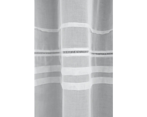 Biela záclona s pruhovaným vzorom