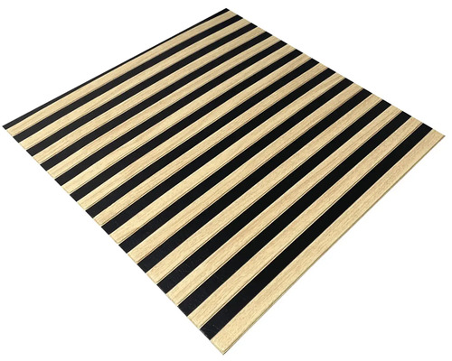 Drevený panel s pruhovaným vzorom na obloženie stien