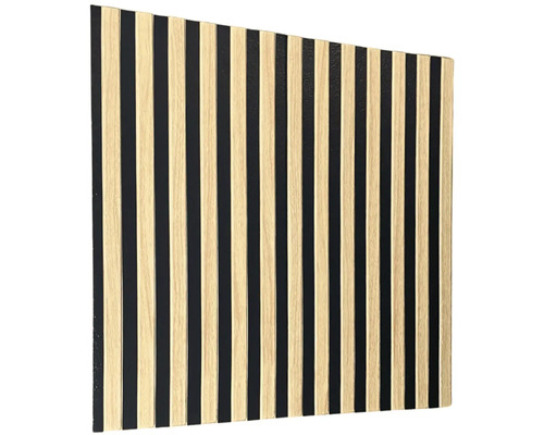 Akustický panel s drevenými lamelami a plsťou