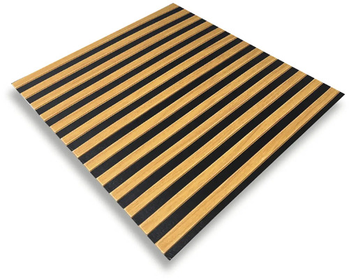 Drevený panel s pruhovaným vzorom na dekoráciu stien