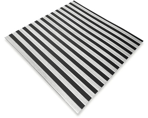 Akustická doska so štruktúrou drevených lamiel