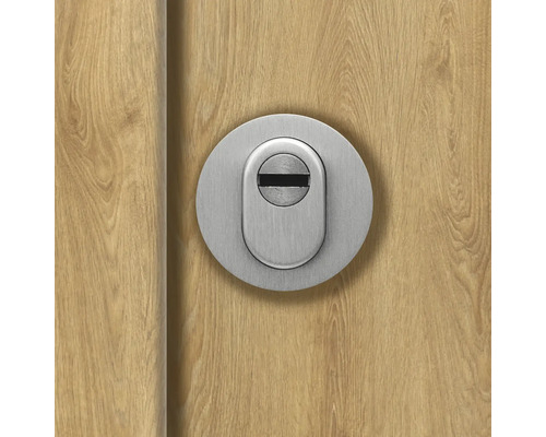 Kovanie dverí s cylindrickou rozetou zámku na drevených dverách