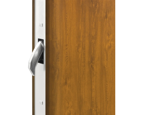 Detailný pohľad na vchodové dvere s dreveným vzorom a kľučkou