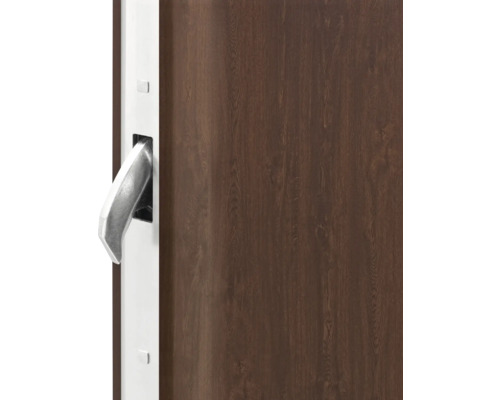 Detail drevených dverí so striebornou kľučkou