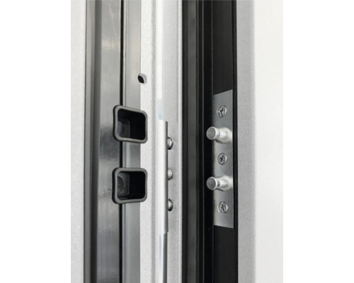 Detailný pohľad na dverný zámok s viacbodovým zamykaním