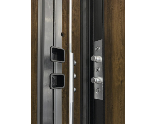 Detail otvorených vchodových dverí s bezpečnostným zámkom a kľučkami.