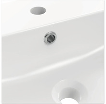 Detail bieleho umývadla s otvorom pre kohútik a prepadom