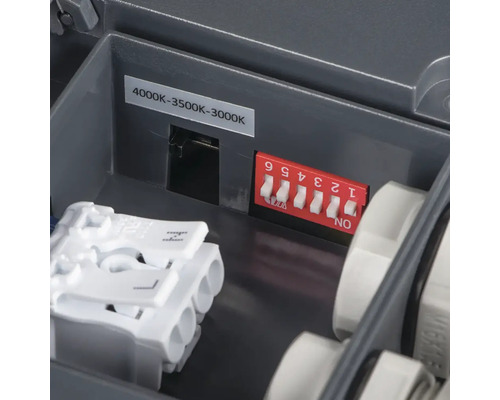 Detail pohľadu na pripojovaciu krabicu s prepínačom na voľbu teploty farieb a svorkou