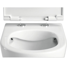 Nástenný bidet s otvoreným záchodovým vekom do kúpeľne