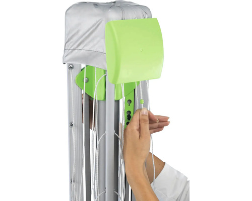 Detailný pohľad na sušiak na bielizeň s krytom odolným proti poveternostným vplyvom a nastavením šnúry