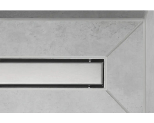 Podlahový odtok s podlhovastým dizajnom v kúpeľni