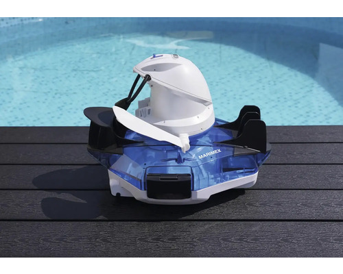 Bazénový robot na drevenej terase pred bazénom