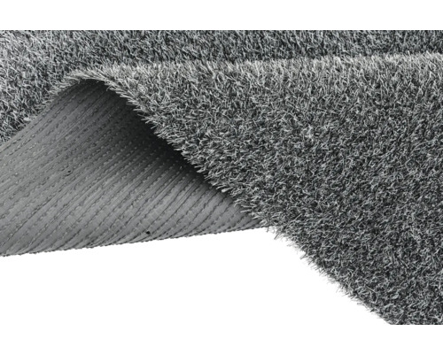 Umelý trávnik s drenážnymi drážkami na zadnej strane