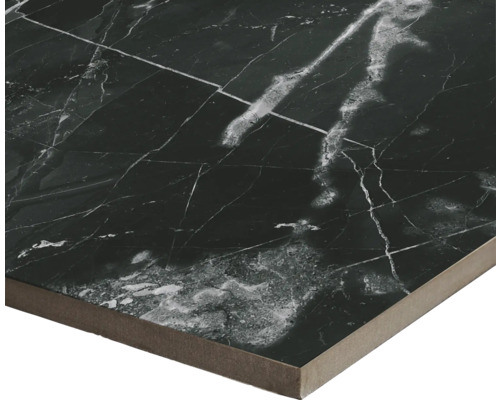 Tmavá podlahová dlaždica so vzhľadom mramoru