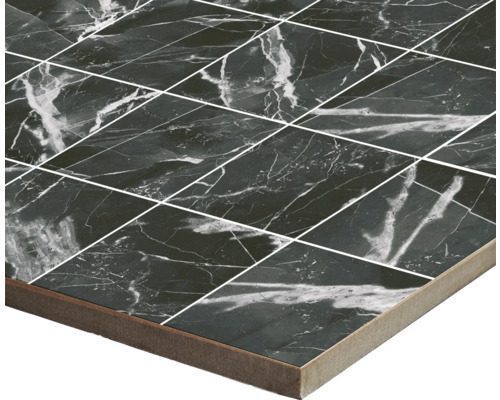 Detail čiernej dlaždice s mramorovým vzorom