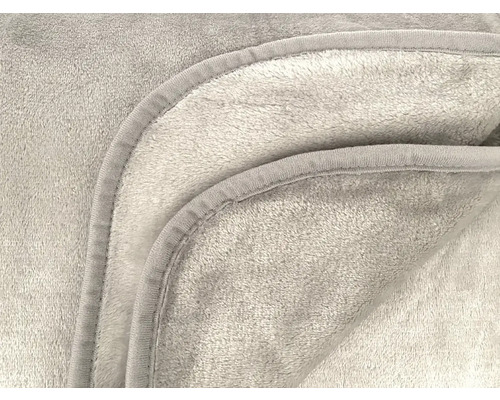 Detail šedej fleecovej deky s lemom