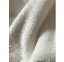 Detailný záber bielej fleecovej deky