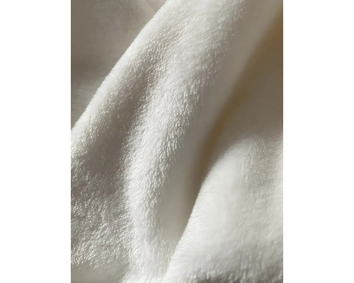 Detailný záber bielej fleecovej deky