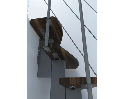 Detail schodiska s drevenými stupňami a kovovým zábradlím