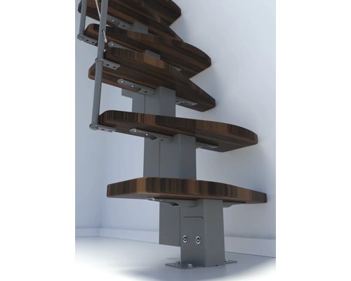 Detailný pohľad na priestorovo úsporné schodisko s drevenými schodmi a kovovým zábradlím