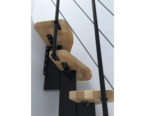 Detailný záber schodiska s drevenými stupňami a kovovým zábradlím