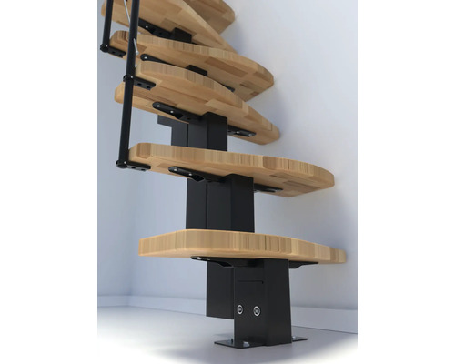 Drevené schodisko s čiernym vretenom