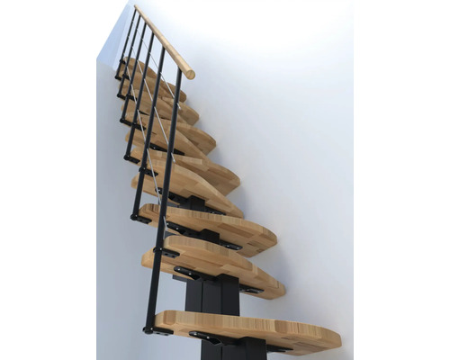 Drevené schodisko s kovovým zábradlím a dreveným madlom.