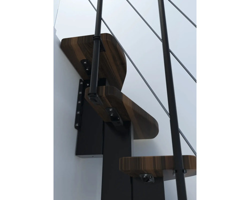 Detailný záber schodiska s drevenými schodmi a kovovým zábradlím