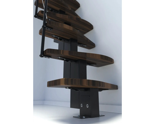 Točité schodisko s drevenými stupňami a kovovým zábradlím