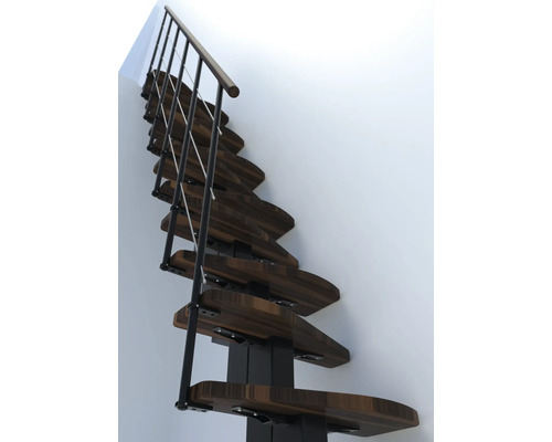 Priestorovo úsporné schodisko z kovu a dreva so zábradlím pri bielej stene