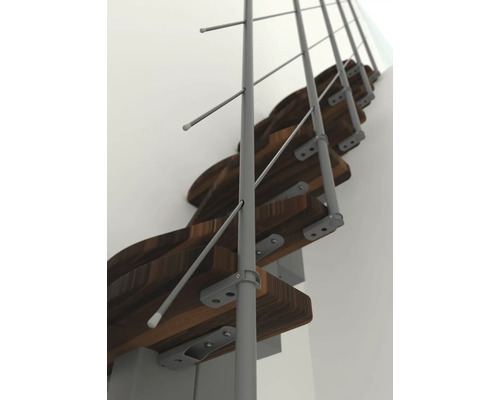 Detailný záber schodiska s drevenými stupňami a zábradlím s kovovými stĺpikmi