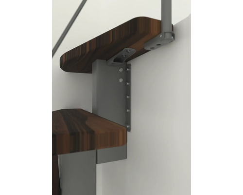 Detailný záber dreveného schodu s kovovým upevnením na stene.