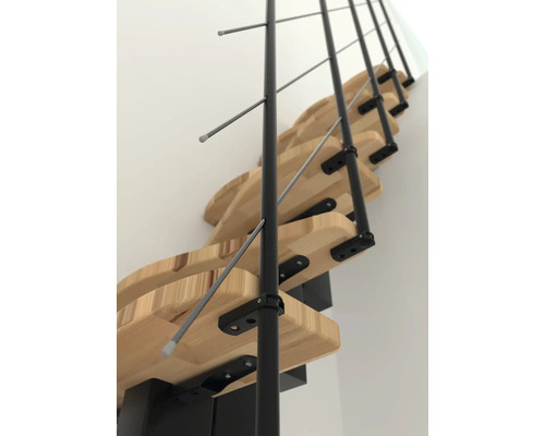 Detailný pohľad na drevené schodisko s kovovým zábradlím