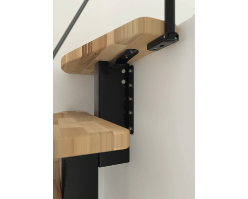 Detail dreveného schodu s ciernou kovovou konzolou na montáž na stenu.