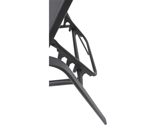 Detailný záber čiernej skladacej stoličky