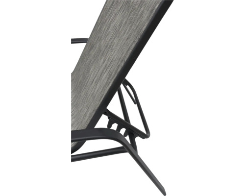 Detailný pohľad na záhradné ležadlo s textilným poťahom a kovovým rámom