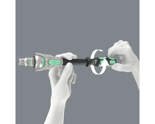 Ruka demonštruje otáčanie skrutkovača Wera s nadstavcom pre nástrčné kľúče