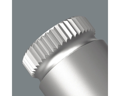 Detailný záber skrutkovacieho nástroja s vrúbkovaným povrchom