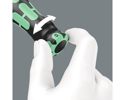 Detailný záber ruky otáčajúcej rukoväťou skrutkovača na aktiváciu funkcie krútiaceho momentu.