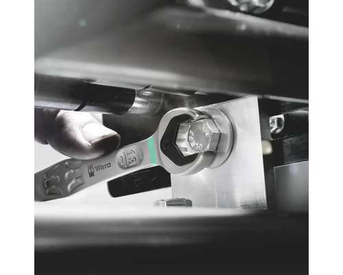 Otvorený kľúč značky Wera sa používa na skrutku