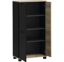 Skriňa s otvorenými dverami a policami