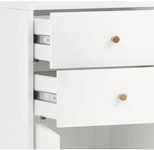 Detail bielej skrine s dvomi otvorenými zásuvkami a drevenými úchytkami