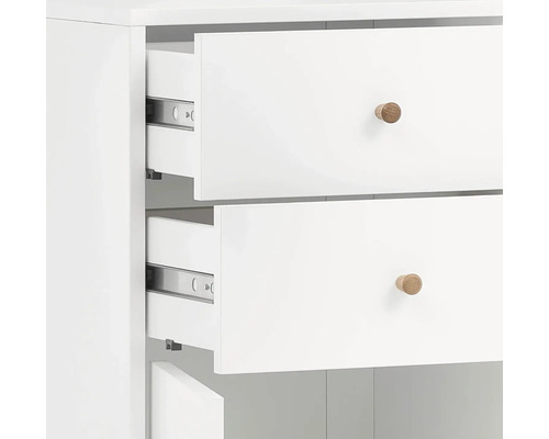 Detail bielej skrine s dvomi otvorenými zásuvkami a drevenými úchytkami