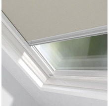 Strešné okno s manuálnou roletou