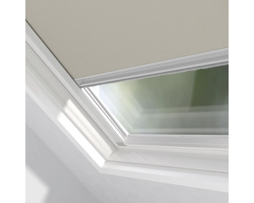 Strešné okno s manuálnou roletou