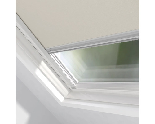 Detail strešného okna s roletou